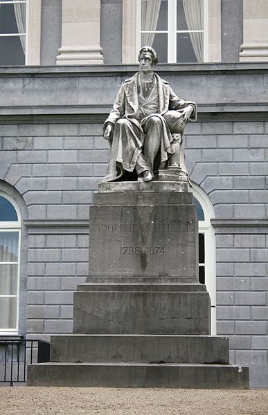 Standbeeld van Adolphe Quetelet in de tuin van de "Académie royale des Sciences, des Lettres et des Beaux-arts de Belgique" te Brussel. (Copyright "Klever" commons.wikimedia.org)