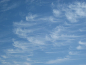 Soms zijn cirrus haakvormig, wat duidt op grote windsnelheden in de hogere luchtlagen.