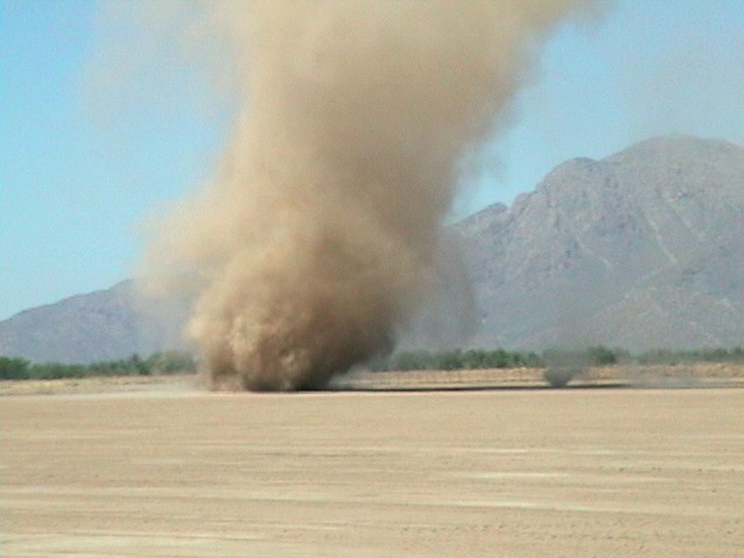 Een dust devil in Arizona (bron NASA).