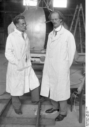 Auguste Piccard en compagnie de son assistant Paul Kipfer (1905-1980)