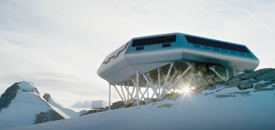 Het Prinses Elisabethstation en de container met de instrumenten om de eigenschappen van de aerosolen te meten.