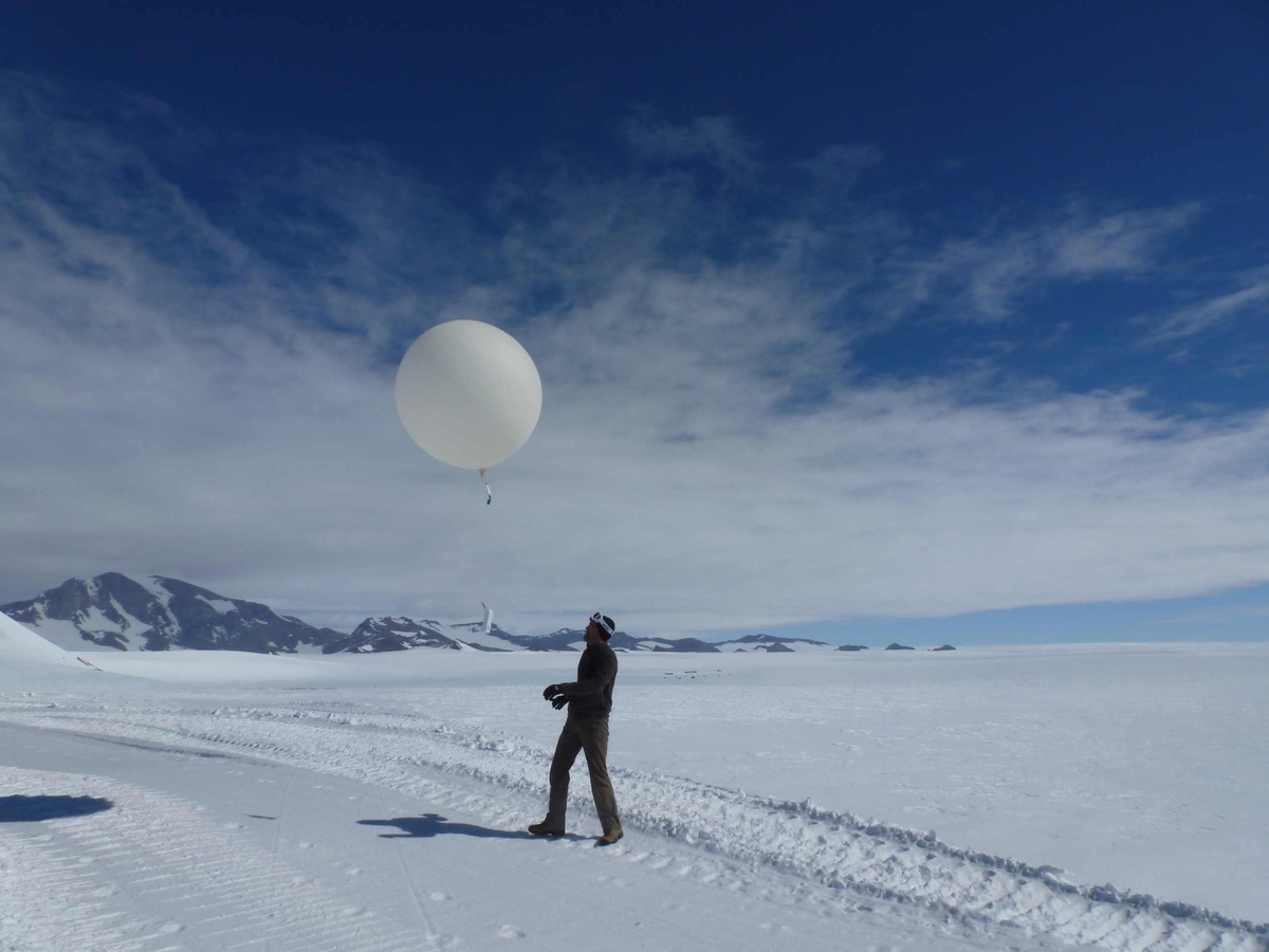 Lancering van een meteorologische peilingballon.