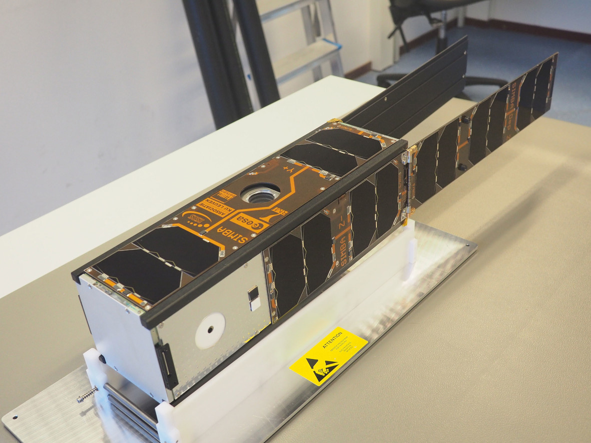 Fig 1: De afgewerkte satelliet met open zonnepanelen zoals hij er in de ruimte zal uitzien. Alleen de antennes zitten nog opgeborgen.