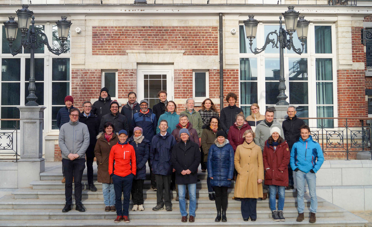 Leden van de E-PROFILE groep voor het Federaal Klimaatcentrum gelegen naast het KMI.