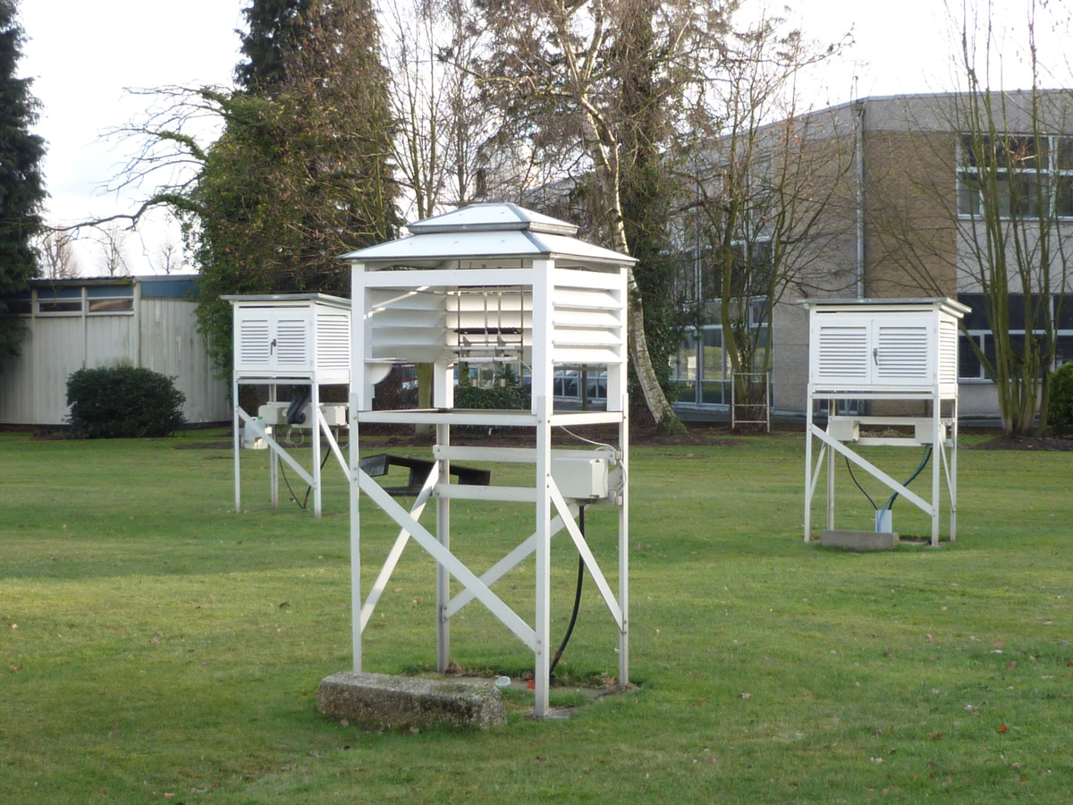 Een open hut op de voorgrond en twee gesloten hutten op de achtergrond