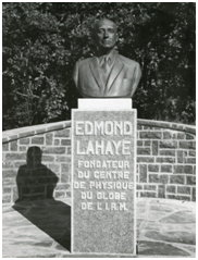 Statue d'Edmond Lahaye, fondateur du Centre de Physique du Globe de l'IRM à Dourbes.