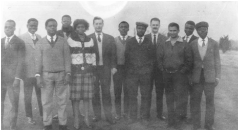 Le groupe de scientifiques à Dourbes en 1963, lors de la formation sur les techniques d’observation du champ magnétique terrestre. De gauche à droite : André De Vuyst à la sixième place et le calculateur Guy Simon à la neuvième place
