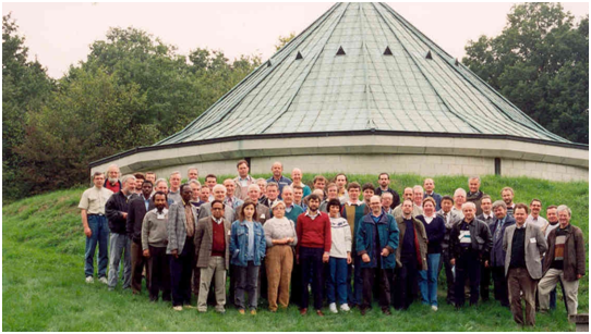 De deelnemers aan de Zesde Workshop van Geomagnetische Observatoria voor het paviljoen van de variometers te Dourbes in september 1994.