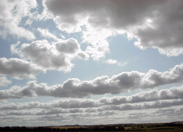 Les cumulus résultent de la convection. Lorsqu’il y a beaucoup de vent, ces nuages peuvent s’al