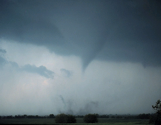 Sur ces photos (source NOAA), on trouve également une tornade.  Le nuage de poussières, qui est un