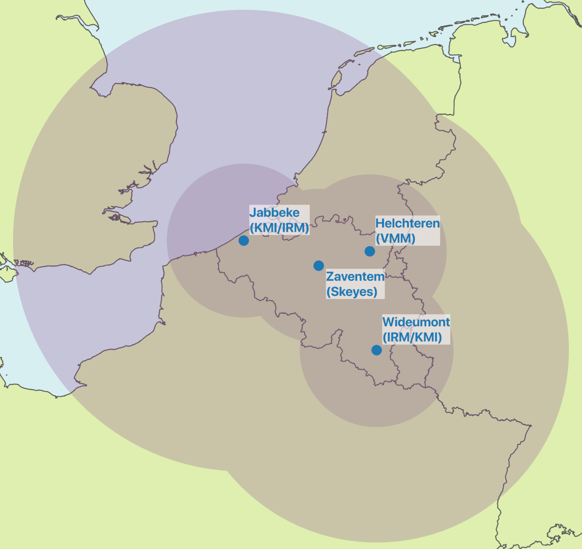 Das belgische Netzwerk der meteorologischen Radare. Um jeden Radar ist ein Bereich von ca 100 km angegeben, das ist der Bereich, in dem qualitative Niederschlagseinschätzungen durchgeführt werden können. Der größere Bereich gibt die komplette Bandbreite an.