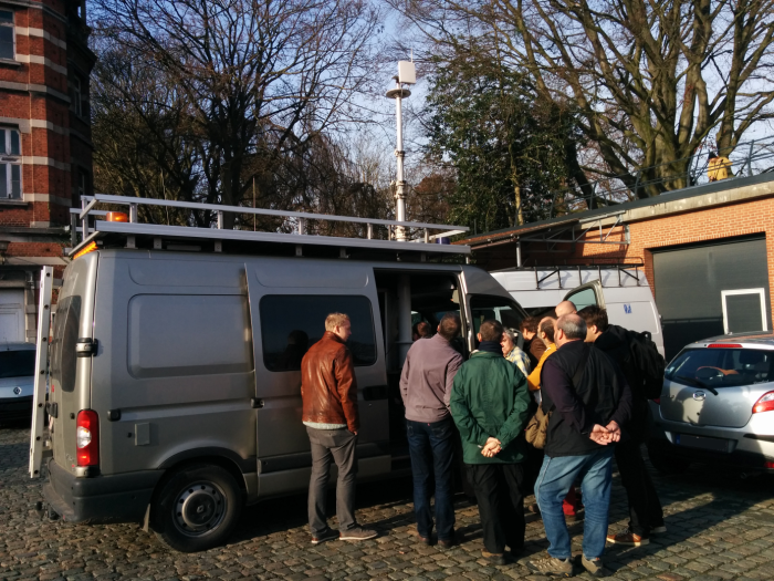 Een team van het BIPT op bezoek bij het KMI, met een demonstratie van hun detectieapparatuur.